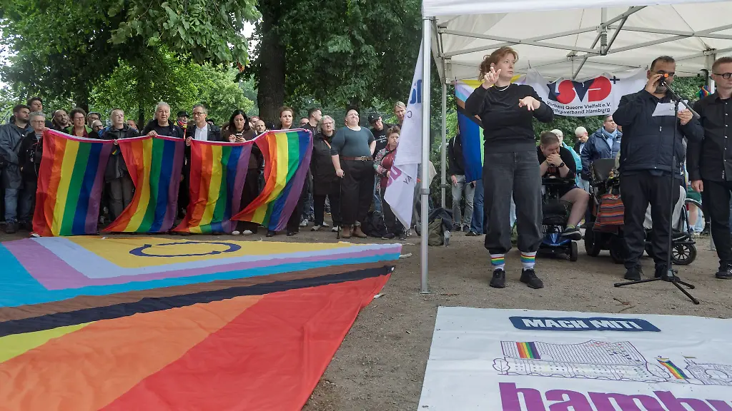 Nach-dem-Angriff-in-Berlin-nahmen-rund-800-Menschen-an-einer-Solidaritaets-Kundgebung-in-Hamburg-teil