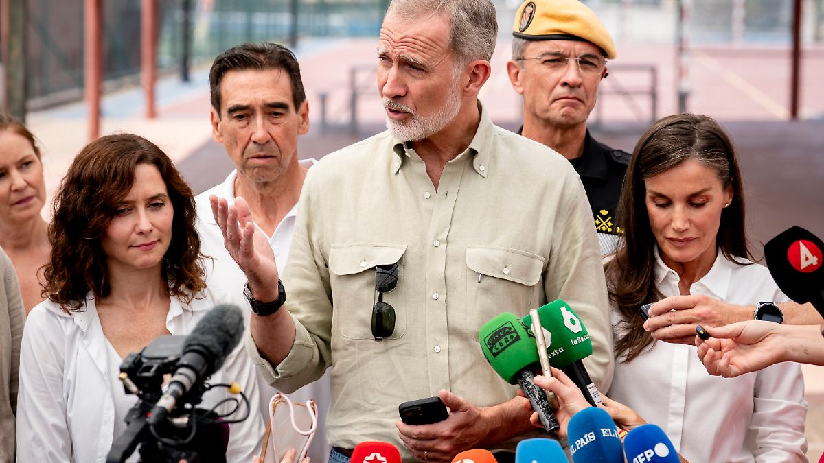 Besuch in der Gemeinde VillamantaSpaniens König Felipe VI. besucht von Waldbränden Vertriebene