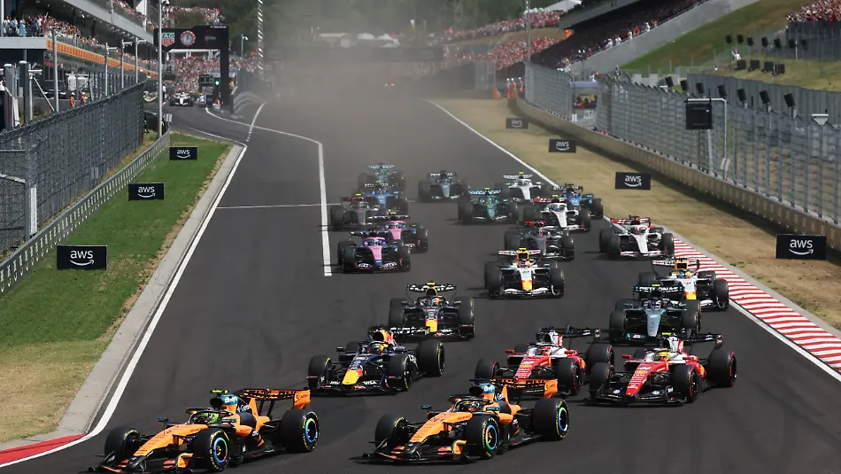 F1-Hungarian-Grand-Prix-2026-Lando-Norris-and-Oscar-Piastri-of-McLaren-on-the-start-of-the-Formula-1-Hungarian-Grand-Prix-at-Hungaroring-in-Budapest-Hungary-on-July-26-2026-Budapest-Hungary-PUBLICATIONxNOTxINxFRA-Copyright-xJakubxPorzyckix-originalFilename-porzycki-f1hungar260726-npcny