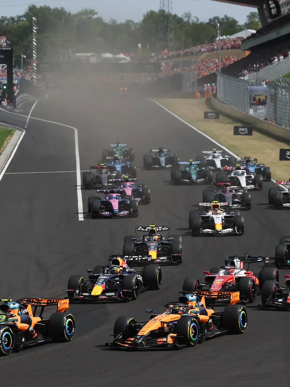F1-Hungarian-Grand-Prix-2026-Lando-Norris-and-Oscar-Piastri-of-McLaren-on-the-start-of-the-Formula-1-Hungarian-Grand-Prix-at-Hungaroring-in-Budapest-Hungary-on-July-26-2026-Budapest-Hungary-PUBLICATIONxNOTxINxFRA-Copyright-xJakubxPorzyckix-originalFilename-porzycki-f1hungar260726-npcny