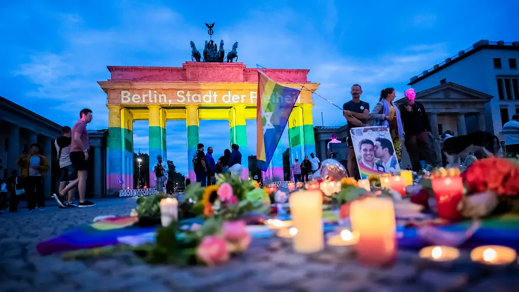 Das-Brandenburger-Tor-wird-in-Regenbogenfarben-illuminiert-wobei-der-Schriftzug-Berlin-Stadt-der-Freiheit-zu-lesen-ist-Der-Christopher-Street-Day-in-Berlin-war-am-Vortag-abgebrochen-worden-nachdem-ein-Auto-am-Rande-der-Grossveranstaltung-in-eine-Menschenmenge-gefahren-war-Mindestens-eine-Frau-wurde-getoetet-viele-weitere-Menschen-wurden-verletzt-mehrere-davon-lebensbedrohlich
