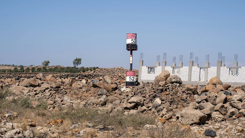 SYRIE-gouvernorat-de-Quneitra-7-octobre-2025-Des-barils-indiquent-la-position-de-la-ligne-Bravo-qui-delimite-la-frontiere-entre-la-zone-tampon-et-le-reste-du-territoire-syrien-La-ligne-Bravo-traverse-parfois-des-villages-SYRIA-Quneitra-Governorate-October-7-2025-Barrels-indicating-the-position-of-the-Bravo-Line-which-delimitates-the-border-between-the-buffer-zone-and-the-rest-of-Syrian-territory-The-Bravo-line-sometimes-crosses-villages-CUAUCHARLES-sipa