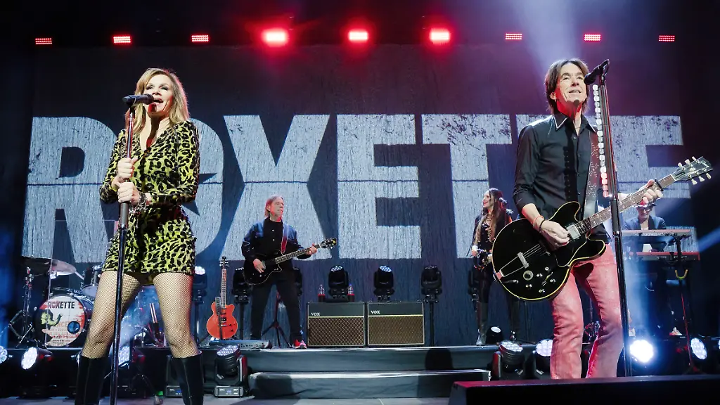BERLIN-GERMANY-NOVEMBER-20-L-R-Singer-Lena-Philipsson-and-Per-Gessle-of-the-Swedish-band-Roxette-perform-live-on-stage-during-a-concert-at-the-Tempodrom-on-November-20-2025-in-Berlin-Germany