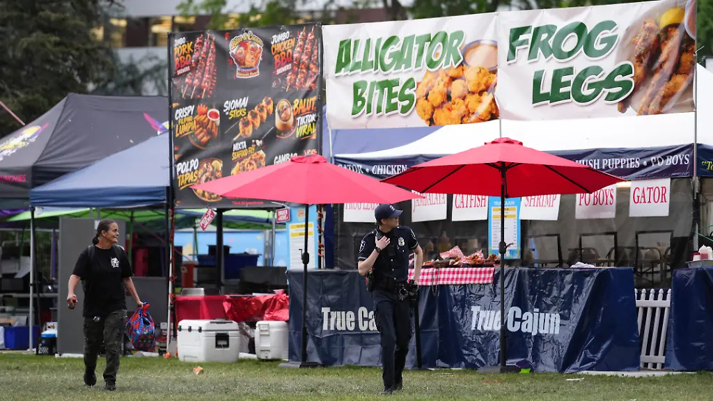 Polizisten-ueberpruefen-das-Gelaende-des-Seattle-Center-nachdem-beim-Bite-of-Seattle-Food-Festivals-Schuesse-gefallen-sind