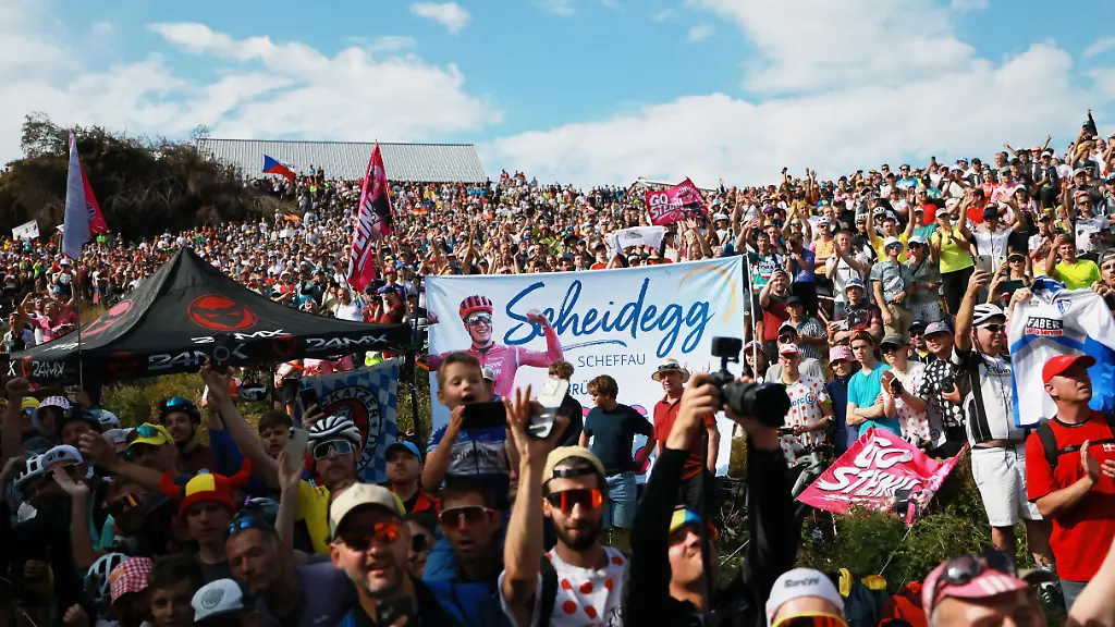 Cycling-Tour-de-France-Stage-14-Mulhouse-to-Le-Markstein-Fellering-Mulhouse-France-July-18-2026-Spectators-gather-during-stage-14-REUTERS-Stephanie-Lecocq
