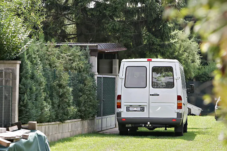 A-white-van-stands-next-to-the-garden-of-a-house-of-a-man-suspected-of-having-kidnapped-and-imprisoned-Natascha-Kampusch-for-the-past-eight-years-in-Strasshof-some-25km-north-east-of-Vienna-August-24-2006