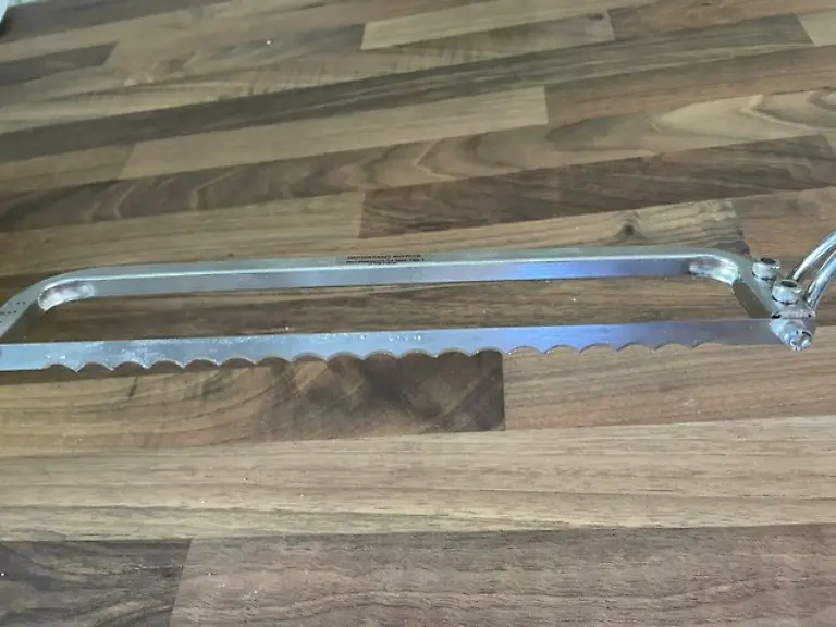 Test Brotmesser Syokami dünne Schneide mit spitzer Sägeung