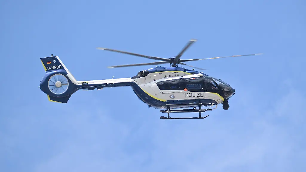 Bei-der-Suche-nach-den-Taetern-kam-auch-ein-Polizeihubschrauber-zum-Einsatz