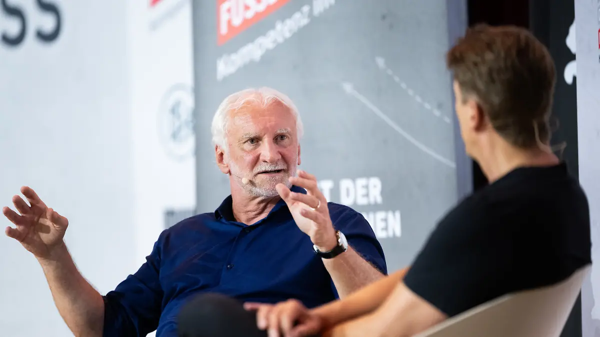 27-07-2026-Rheinland-Pfalz-Mainz-Rudi-Voeller-l-Sportdirektor-des-Deutschen-Fussball-Bundes-DFB-spricht-vor-den-Teilnehmern-des-Internationalen-Trainer-Kongresses