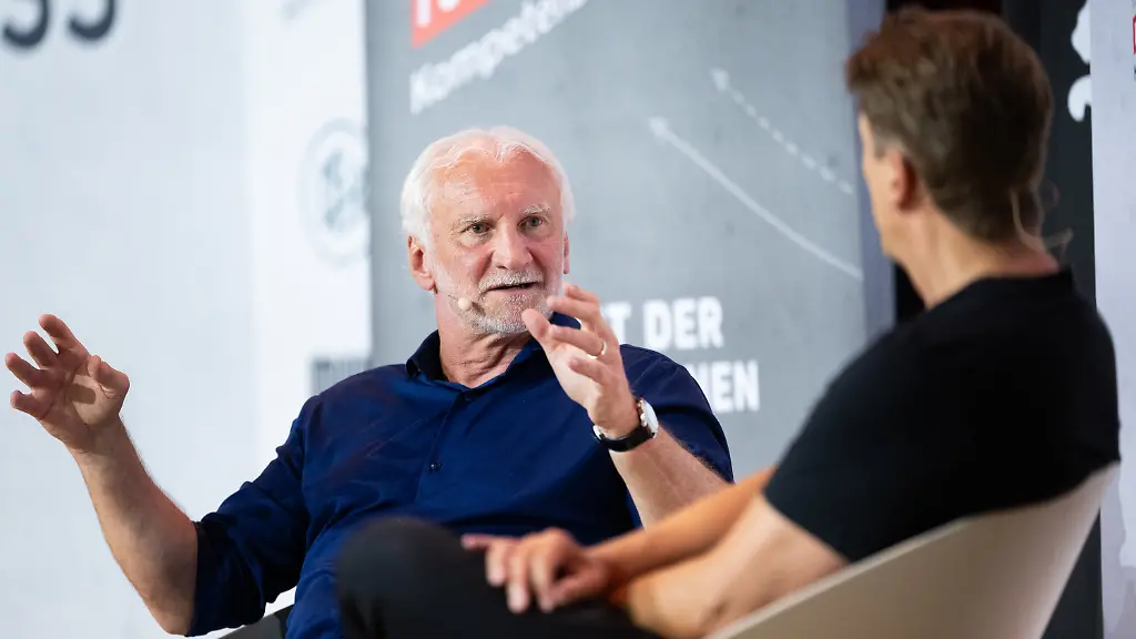 27-07-2026-Rheinland-Pfalz-Mainz-Rudi-Voeller-l-Sportdirektor-des-Deutschen-Fussball-Bundes-DFB-spricht-vor-den-Teilnehmern-des-Internationalen-Trainer-Kongresses