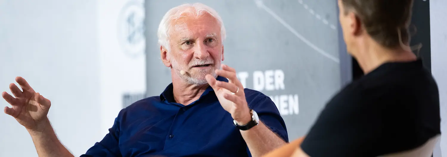 27-07-2026-Rheinland-Pfalz-Mainz-Rudi-Voeller-l-Sportdirektor-des-Deutschen-Fussball-Bundes-DFB-spricht-vor-den-Teilnehmern-des-Internationalen-Trainer-Kongresses