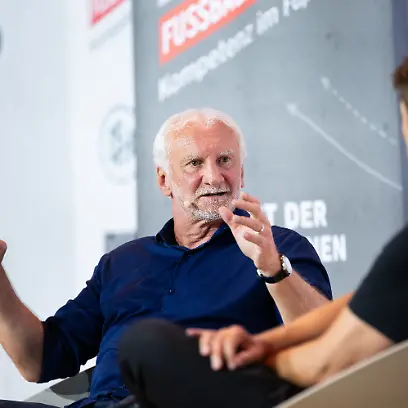 27-07-2026-Rheinland-Pfalz-Mainz-Rudi-Voeller-l-Sportdirektor-des-Deutschen-Fussball-Bundes-DFB-spricht-vor-den-Teilnehmern-des-Internationalen-Trainer-Kongresses
