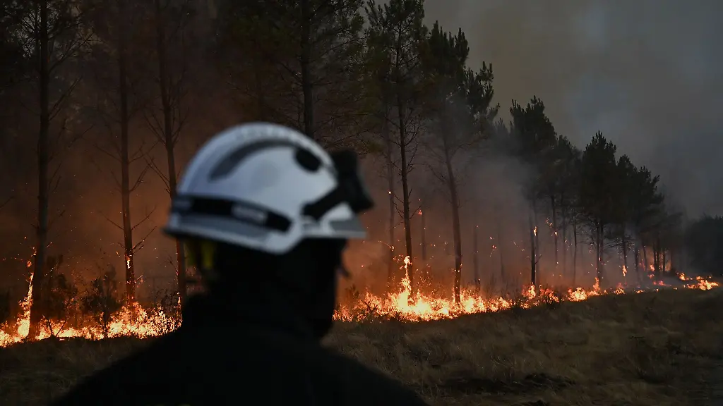 Die-Feuerwehr-kaempft-an-der-Atlantikkueste-in-Frankreich-weiter-gegen-einen-riesigen-Waldbrand
