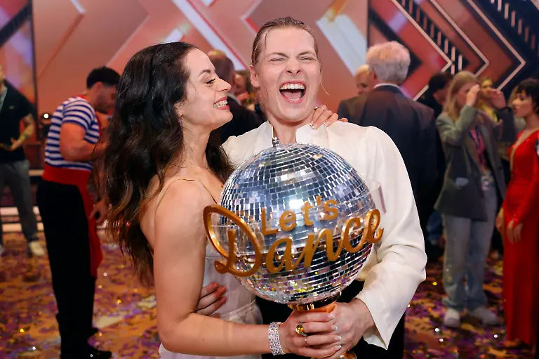 Saenger-Gabriel-Kelly-und-Taenzerin-Malika-Dzumaev-haben-im-Finale-der-17-Staffel-der-RTL-Tanzshow-Let-s-Dance-im-Coloneum-gewonnen-und-posieren-mit-dem-Pokal-als-Traeger-des-Titel-Dancing-Star-2024-Koeln-24-05
