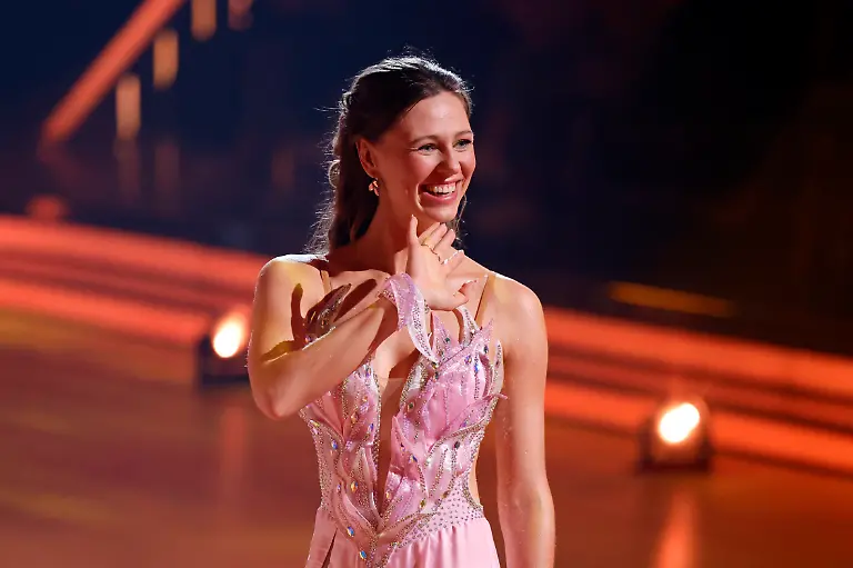 Influencerin-Ann-Kathrin-Bendixen-in-der-elften-Live-Show-bei-der-17-Staffel-der-RTL-Tanzshow-Let-s-Dance-in-den-MMC-Studios-Koeln-17-05