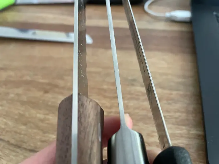 Test Brotmesser Marsvogel dicke Klinge neben Paudin und dünner Klinge Schwertkrone