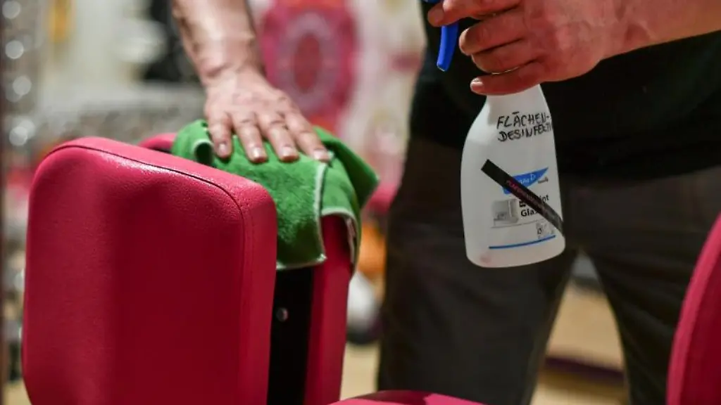 Ein-Mitarbeiter-eines-Fitnessstudios-reinigt-die-Geraete