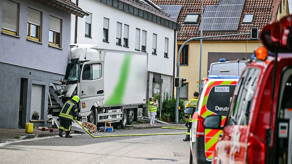 Aufgrund-des-schweren-Unfalls-wurde-die-Ortsdurchfahrt-gesperrt