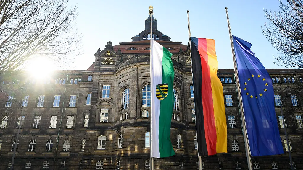 An-allen-Dienstgebaeuden-in-Sachsen-ist-Trauerbeflaggung-angeordnet