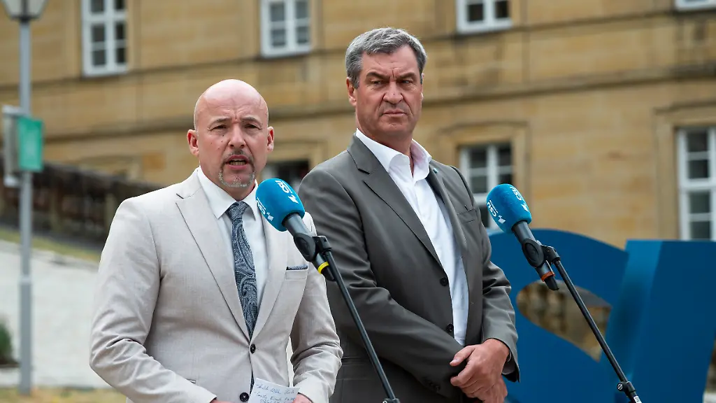 Alexander-Hoffmann-l-Vorsitzender-der-CSU-Landesgruppe-im-Bundestag-und-Markus-Soeder-r-Bayerns-Ministerpraesident-geben-im-Kloster-Banz-ein-Pressestatement-zum-Auftakt-der-Sommerklausur-der-CSU-Landesgruppe-im-Bundestag