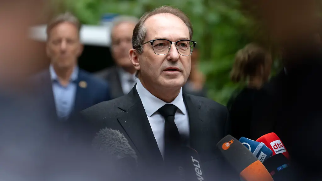 Alexander-Dobrindt-beim-Pressestatement-am-Tag-nach-dem-Islamistischen-Terroranschlag-beim-48-Christopher-Street-Day-2026-im-Tiergarten-Berlin-26-07
