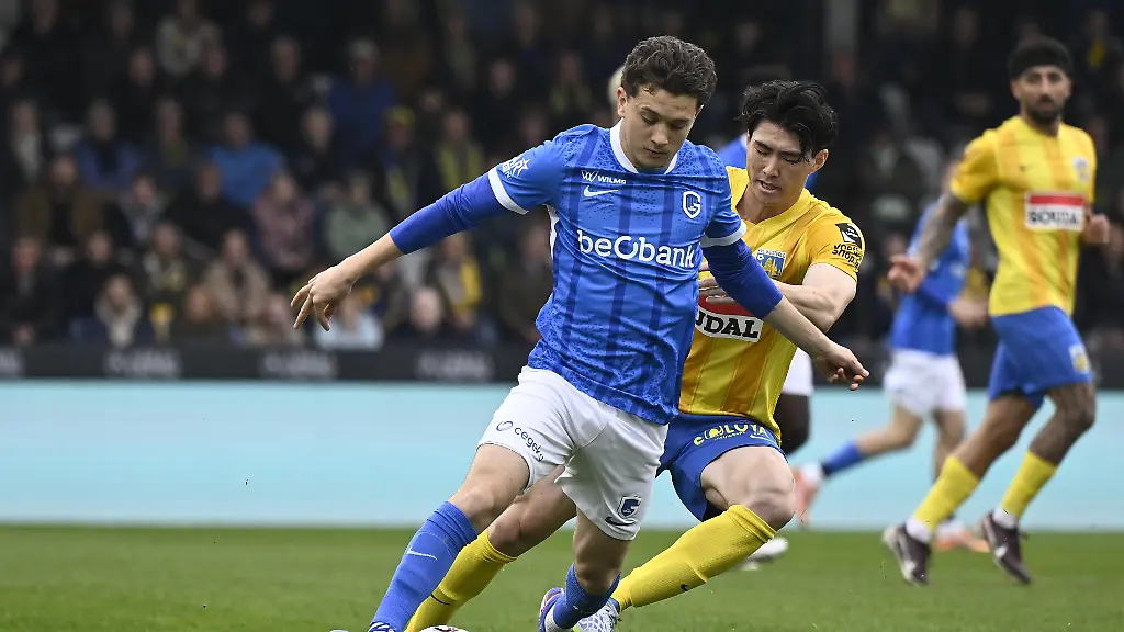 Genk-s-Konstantinos-Kos-Karetsas-and-Westerlo-s-Seji-Kimura-fight-for-the-ball-during-a-soccer-match-between-KVC-Westerlo-and-KRC-Genk-Saturday-18-April-2026-in-Westerlo-on-the-third-day-of-the-Europe-Play-offs-PO2-of-the-2025-2026-Jupiler-Pro-League-first-division-of-the-Belgian-championship