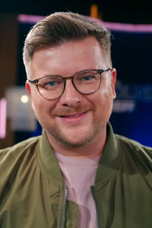 Podcaster-Philipp-Fleiter-im-Portrait-bei-der-WDR-Fernsehtalkshow-Koelner-Treff-Koeln-22-08