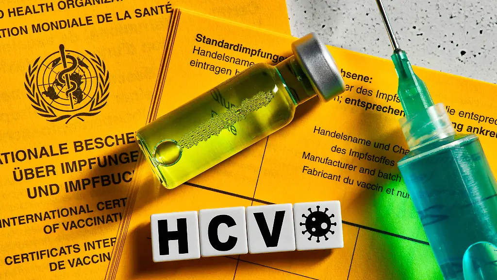 Dachau-Bavaria-Germany-March-22-2026-PHOTOMONTAGE-A-vaccine-with-a-syringe-and-vaccination-card-next-to-the-letters-HCV-symbolizes-research-into-a-potential-hepatitis-C-vaccine-A-breakthrough-could-prevent-future-infections-and-reduce-severe-liver-disease-FOTOMONTAGE-Ein-Impfstoff-mit-Spritze-und-Impfausweis-neben-dem-Schriftzug-HCV-steht-fuer-die-Forschung-an-einer-moeglichen-Hepatitis-C-Impfung-Ein-Durchbruch-koennte-kuenftig-Infektionen-verhindern-und-schwere-Lebererkrankungen-reduzieren