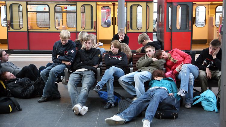 Sprachlose Jugendliche während des Zugführerstreiks.