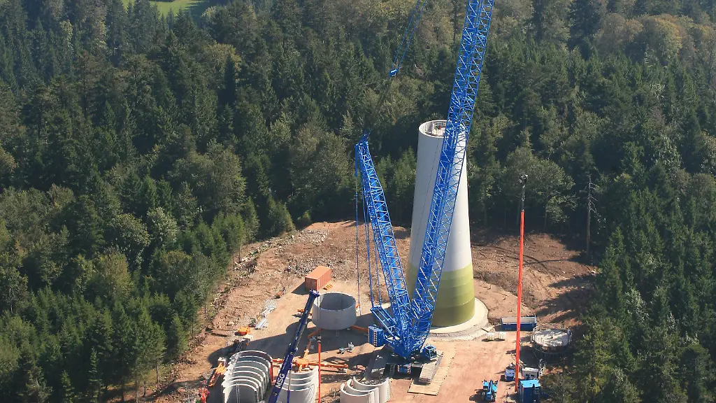 Aufbau-einer-Windenergieanlage-im-Suedschwarzwald-bei-Gersbach