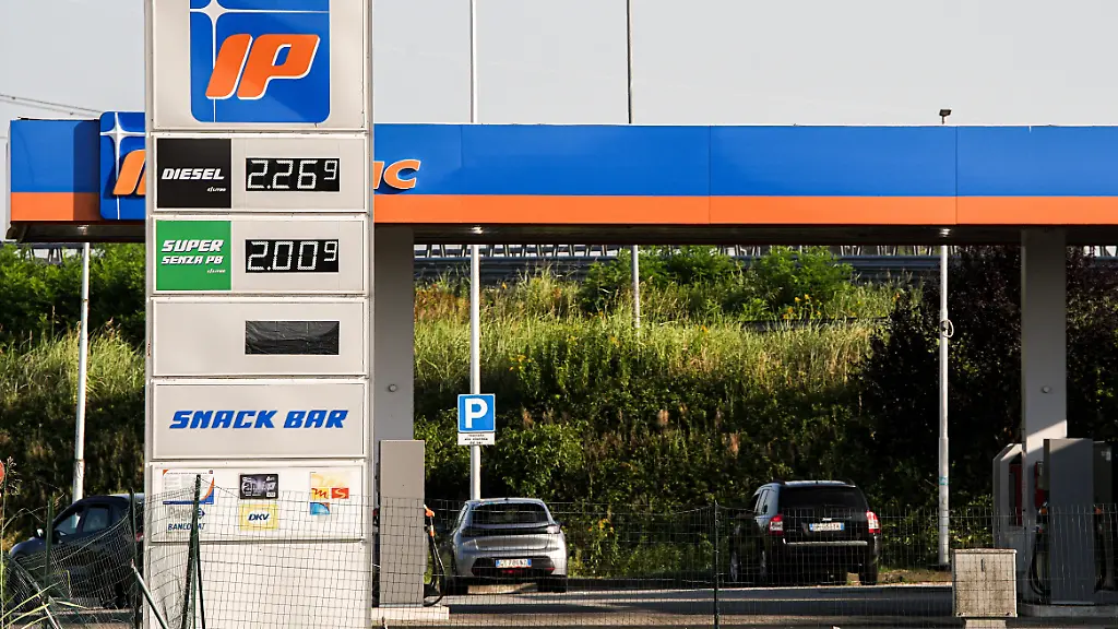 Aumento-dei-prezzi-del-carburante-In-3-settimane-il-prezzo-medio-del-gasolio-e-salito-di-27-9-centesimi-di-euro-sula-rete-ordinaria-con-una-impennata-che-sfiora-il-15-e-di-26-centesimi-in-autostrada-mentre-la-benzina-e-rincarata-di-16-5-centesimi-sottolinea-il-Codacons-parlando-di-aumenti-che-portano-un-pieno-di-gasolio-a-costare-14-euro-in-piu-rispetto-al-3-luglio-scorso-13-95-euro-per-la-precisione-quando-e-scaduto-il-taglio-delle-accise-13-euro-in-autostrada-mentre-un-pieno-di-benzina-costa-8-25-euro-in-piu-Venerdi-24-Luglio-2026-News-Photo-by-Marco-Alpozzi-Lapresse-Fuel-prices-on-the-rise-Over-three-weeks-the-average-price-of-diesel-rose-by-27-9-euro-cents-per-litre-at-regular-filling-stationsan-increase-of-nearly-15-and-by-26-cents-on-motorways-while-petrol-prices-climbed-by-16-5-cents-Codacons-said-describing-the-increases-as-driving-up-the-cost-of-a-full-tank-of-diesel-by-14-compared-with-July-3-13-95-more-to-be-precise-when-the-excise-tax-cut-expired-13-more-on-motorways-A-full-tank-of-petrol-now-costs-8-25-more-Friday-July-24-2026