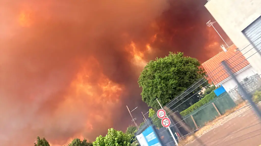 Smoke-billows-from-a-wildfire-following-a-heatwave-and-water-shortages-across-much-of-the-country-in-Biscarrosse-France-July-23-2026-in-this-picture-obtained-from-social-media-johanna-jsg-via-Instagram-via-REUTERS-THIS-IMAGE-HAS-BEEN-SUPPLIED-BY-A-THIRD-PARTY-MANDATORY-CREDIT-NO-RESALES-NO-ARCHIVES-Verification-Construction-of-buildings-Ferris-wheel-road-layout-and-fence-positioning-matched-archive-and-satellite-imagery-of-the-area-Location-verified-from-original-file-metadata-Date-verified-from-original-file-metadata-Local-and-National-French-media-also-reported-on-the-nearby-wildfires
