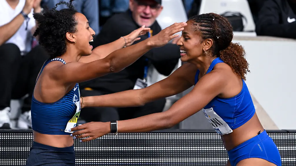 26-07-2026-Nordrhein-Westfalen-Bochum-Leichtathletik-Deutsche-Meisterschaft-im-Lohrheidestadion-Frauen-Weitsprung-Finale-Malaika-Mihambo-l-gratuliert-Mikaelle-Assani-zu-einem-Versuch
