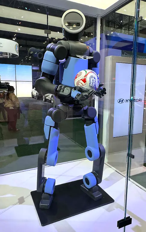 April-1-2026-New-York-New-York-USA-A-view-of-the-HYUNDAI-BOSTON-DYNAMICS-ATLAS-an-all-electric-AI-pwered-humanoid-robot-designed-for-industrial-applications-seen-on-display-at-the-New-York-International-Auto-Show-2026-held-at-Jacob-Javits-Center