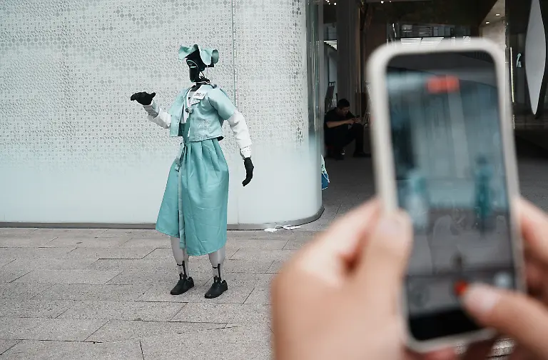 HANGZHOU-CHINA-JUNE-17-2026-Tourists-watch-the-Unitree-G1-humanoid-robot-performance-by-West-Lake-in-Hangzhou-Zhejiang-Province-China-on-June-17-2026