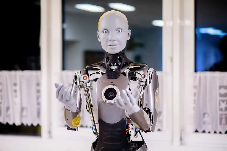Der-humanoide-Roboter-Ameca-leitet-waehrend-einer-Vorstellung-im-Alten-und-Pflegeheim-Haus-Friede-die-Sitzgymnastik-an-Der-Roboter-wurde-von-der-britischen-Firma-Engineered-Arts-entwickelt-und-kann-auf-vielfaeltige-Weise-programmiert-werden-Wissenschaftler-des-OFFIS-Institut-fuer-Informatik-in-Oldenburg-untersuchen-derzeit-die-Interaktion-zwischen-Mensch-und-Maschine-in-Pflegeheimen-im-Nordwesten