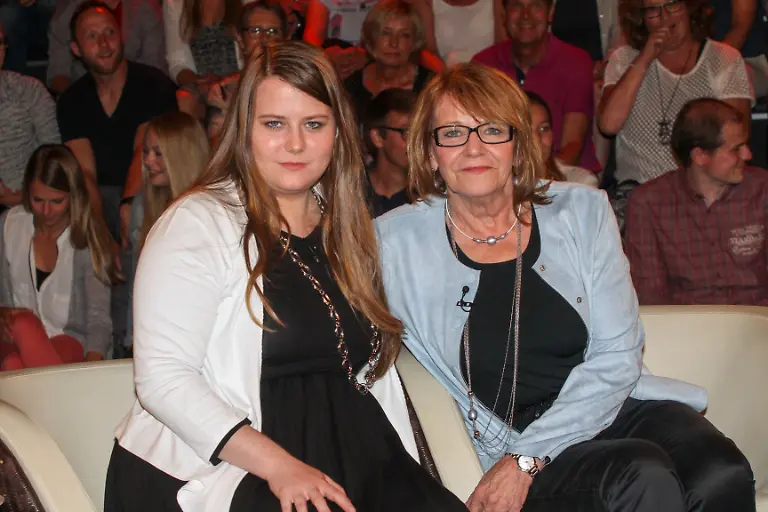 Natascha-Maria-Kampusch-wurde-bekannt-nach-ihrer-Flucht-aus-einem-langjaehrigen-Freiheitsentzug-bekannt-mit-ihrer-Mutter-Brigitta-Sirny-Kampusch-62-zu-Gast-in-der-ZDF-TV-Talkshow-Markus-Lanz-am-Donnerstag-25-August-2016-Aufzeichnung-am-Mittwoch-24