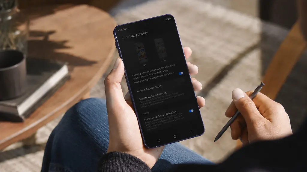 Wirkt-neugierigen-Blick-von-Dritten-entgegen-das-Samsung-Galaxy-S26-Ultra-mit-Privacy-Display