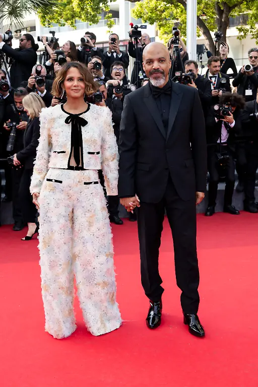Halle-Berry-Van-Hunt-78th-Cannes-Film-Festival-Red-Carpet-of-the-movie-The-Phoenician-Scheme-part-1-Palais-des-Festivals-Cannes-France-18th-May-2025-SGPItalia-id-133126-058-Not-Exclusive