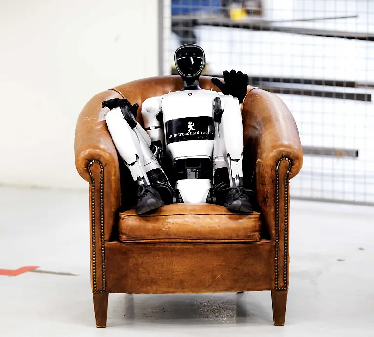 2026-07-02-14-35-37-SCHIEDAM-Humanoide-Roboter-bei-einer-Vorfuehrung-im-Humanoid-Application-Center-HAC-des-Mechatronics-Innovation-Center-in-Schiedam-Das-Innovationszentrum-konzentriert-sich-auf-die-Erprobung-Demonstration-und-praktische-Anwendung-humanoider-Roboter