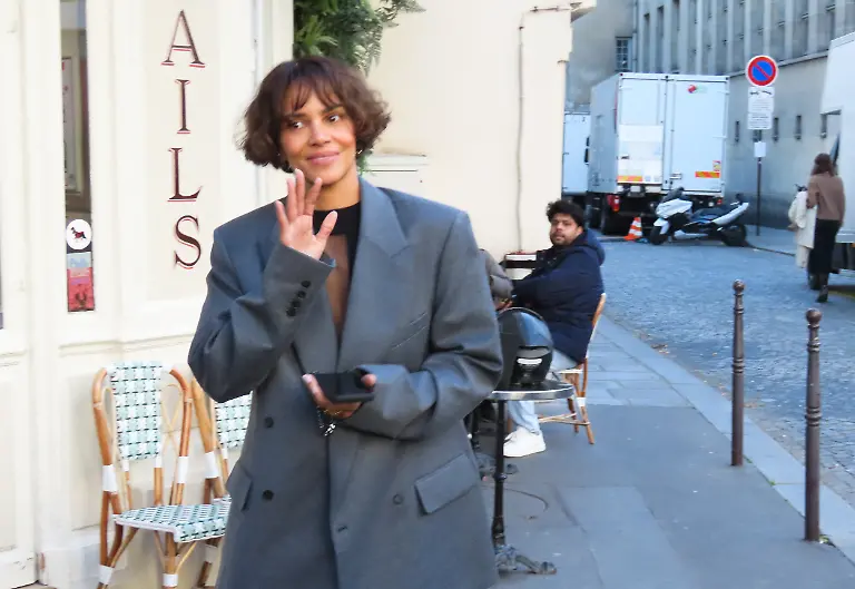 Halle-Berry-on-the-set-of-the-film-Fleur-directed-by-Ellie-Foumbi-in-Paris-Paris-France-March-17-2026-Photo-by-ABACAPRESS