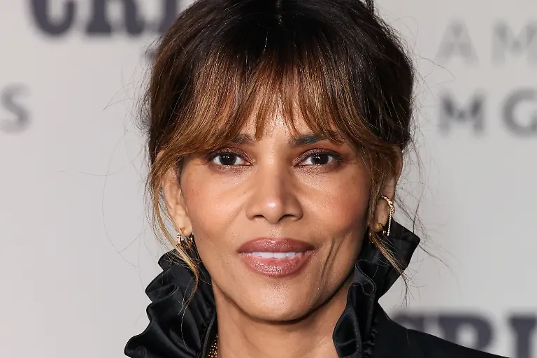 LOS-ANGELES-CALIFORNIA-USA-FEBRUARY-10-Halle-Berry-wearing-Gucci-and-Cartier-arrives-at-the-World-Premiere-Of-Amazon-MGM-Studios-Crime-101-held-at-The-United-Theater-on-Broadway-at-STILE-Downtown-Los-Angeles-by-Kasa-on-February-10-2026-in-Los-Angeles-California-United-States