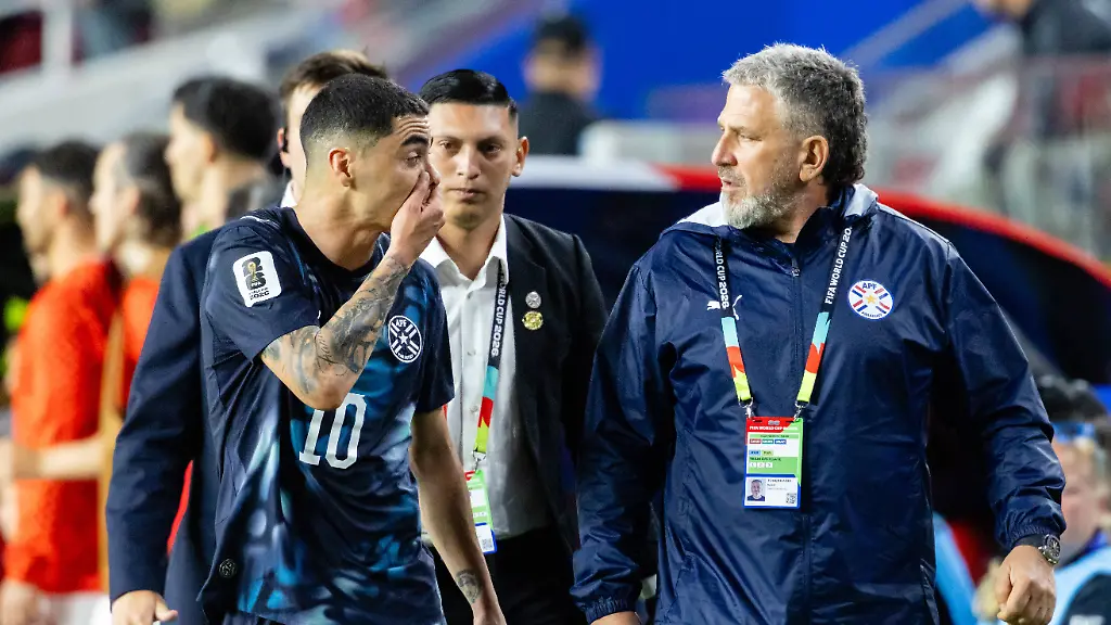 SANTA-CLARA-CA-JUNE-19-Miguel-Almiron-10-of-Paraguay-covers-his-mouth-while-interacting-with-staff-on-the-way-out-of-the-field-after-getting-a-red-card-during-the-FIFA-World-Cup-WM-Weltmeisterschaft-Fussball-2026-Group-D-match-between-Turkiye-and-Paraguay-on-June-19-2026-at-San-Francisco-Bay-Area-Stadium-in-Santa-Clara-CA