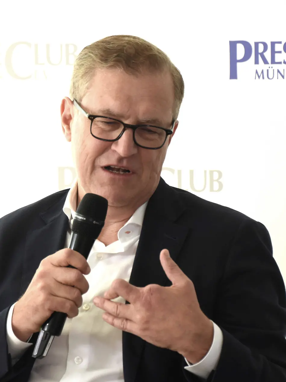 Bayern-Boss-Jan-Christian-Dreesen-Muenchen-28-07-2026-Presseclub-Muenchen-Eigenveranstaltung-Die-WM-ist-vorbei-der-FC-Bayern-startet-wieder-Bayern-Boss-Jan-Christian-Dreesen-vor-Saisonbeginn-im-Gespraech-ueber-dauerhaften-finanziellen-und-sportlichen-Erfolg-Foto-Muenchen-Bayern-Boss-Jan-Christian-Dreesen-Munich-July-28-2026-Munich-Press-Club-In-house-Event-The-World-Cup-is-over-FC-Bayern-is-back-in-action-Bayern-Boss-Jan-Christian-Dreesen-discusses-long-term-financial-and-sporting-success-ahead-of-the-start-of-the-season