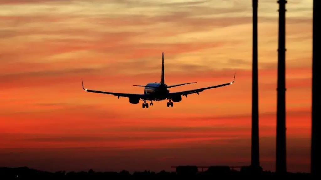 Ein-Flugzeug-landet-auf-dem-Duesseldorfer-Flughafen