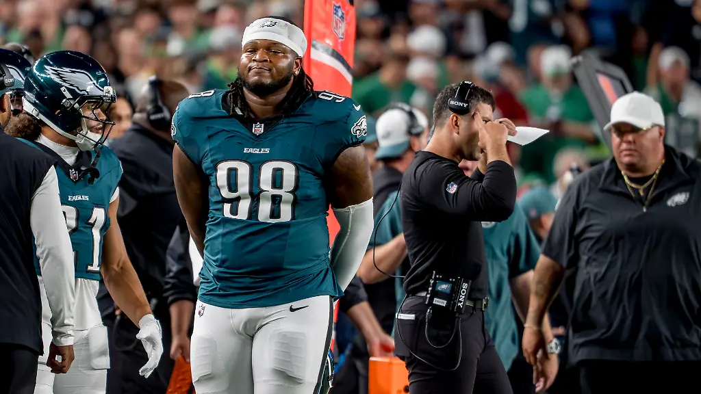 September-4-2025-Philadelphia-Pa-USA-Philadelphia-Eagles-defensive-tackle-Jalen-Carter-98-reacts-after-being-ejected-during-the-NFL-football-matchup-between-the-Dallas-Cowboys-and-the-Philadelphia-Eagles-at-Lincoln-Financial-Field-in-Philadelphia-Pennsylvania-on-September-4-2025