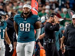 Eigengewächs bleibt: Rekord-Vertrag: Philadelphia Eagles halten Defensiv-Monster