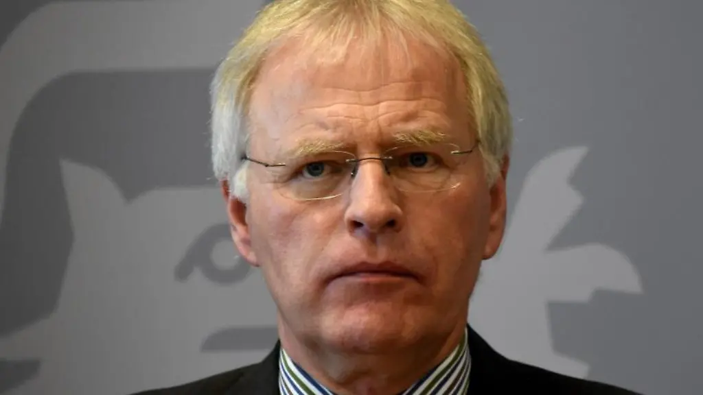 Reinhard-Sager-CDU-Vorsitzender-des-Landkreistages-bei-einer-Pressekonferenz