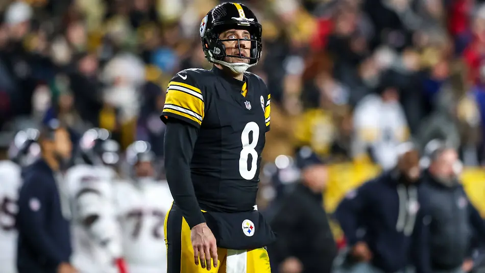 January-12-2026-Pittsburgh-Pennsylvania-USA-Pittsburgh-Steelers-quarterback-AARON-RODGERS-8-looks-up-at-the-replay-board-while-exiting-the-field-during-the-NFL-American-Football-Herren-USA-playoff-football-game-between-the-Pittsburgh-Steelers-and-the-Houston-Texans-at-Acrisure-Stadium-in-Pittsburgh-Pennsylvania