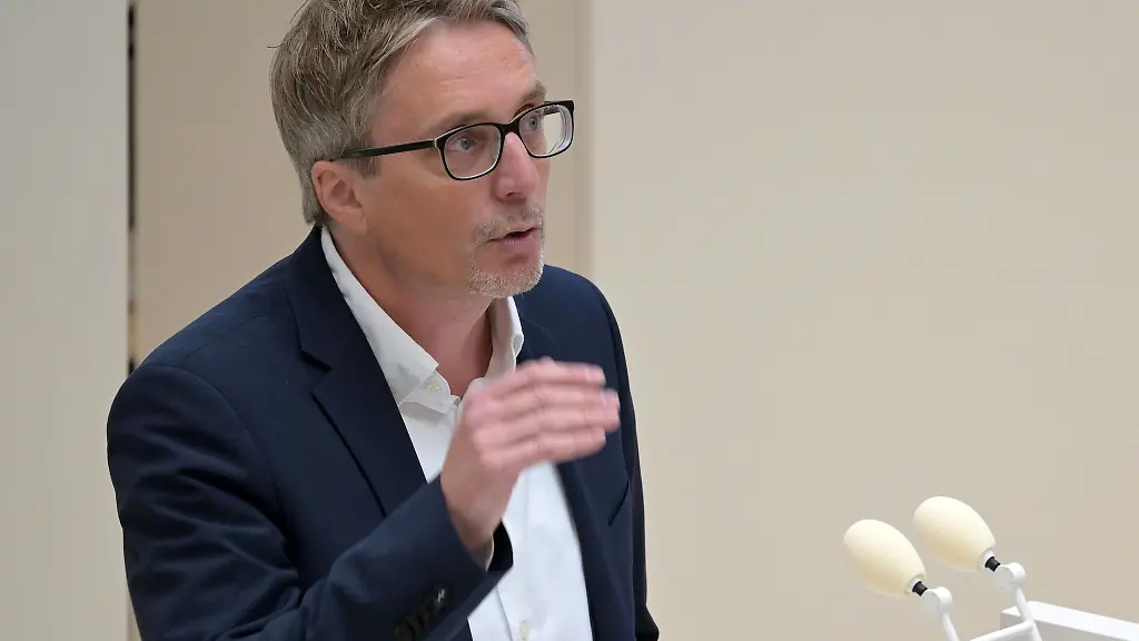 Der-Vorsitzende-der-Brandenburger-SPD-Landtagsfraktion-Bjoern-Luettmann-unterstuetzt-Vorschlaege-fuer-mehr-Sicherheit-vor-Gefaehrdern